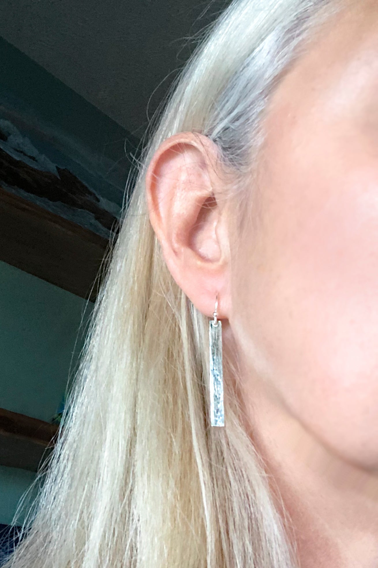 short hammered bar drop earrings on model
